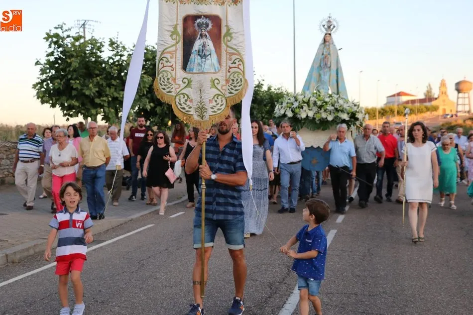 Foto 2 - Bel&eacute;n y Vanessa S&aacute;nchez Moro acompa&ntilde;an a la Virgen del Socorro en la procesi&oacute;n desde la ermita  