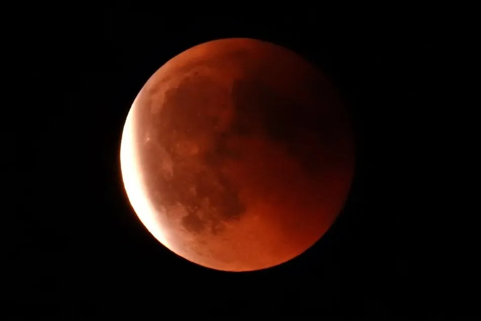 Foto 3 - La Luna Roja a trav&eacute;s de la mirada de Juli&aacute;n Mateos  