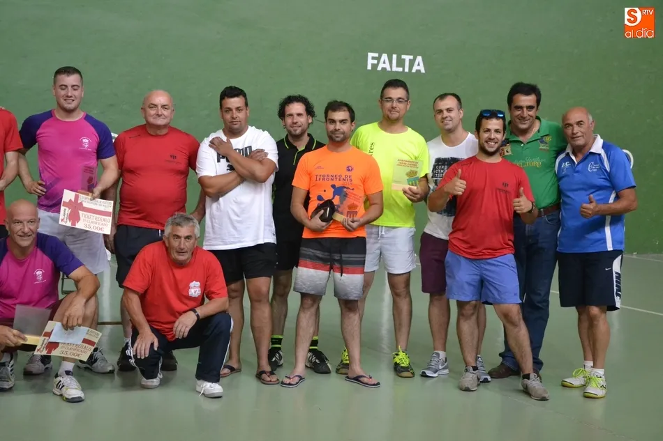 Foto 2 - La pareja zamorana integrada por Luis y V&iacute;ctor se adjudica el IV Open de Frontenis  