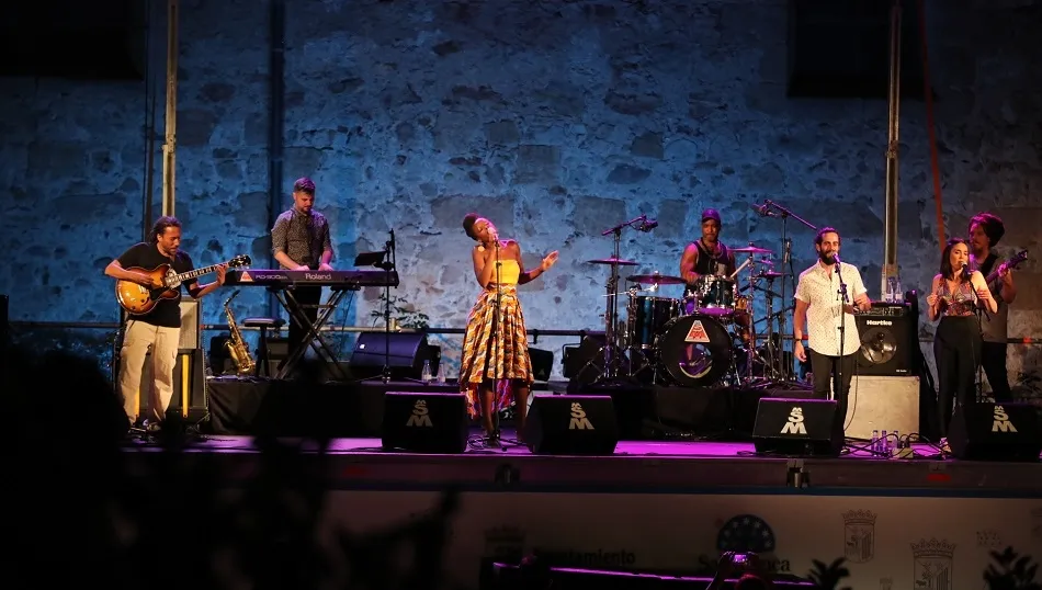 La cantante y su banda, durante un momento de la actuación. Fotos: Alberto Martín