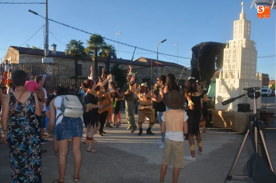 Foto 8 - King Kong se hace con el primer premio en el famoso concurso de carrozas de Santiz  