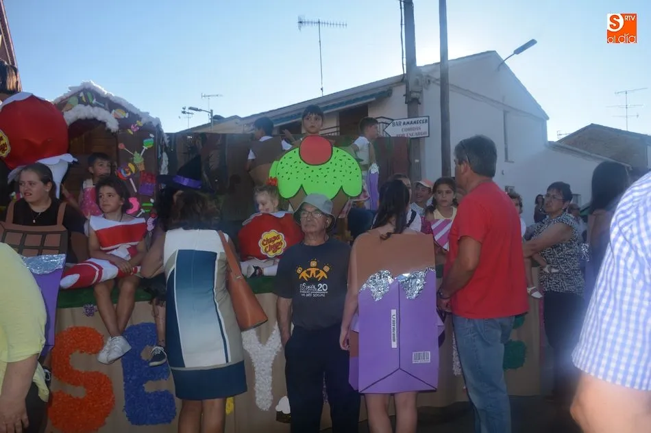 Foto 7 - King Kong se hace con el primer premio en el famoso concurso de carrozas de Santiz  