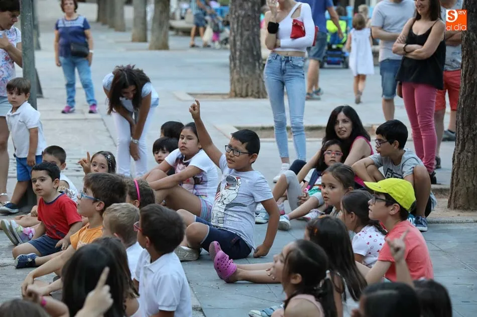 Foto 10 - El Mago Oski pone fin en la Plaza Barcelona al programa de la Concejal&iacute;a de la Juventud