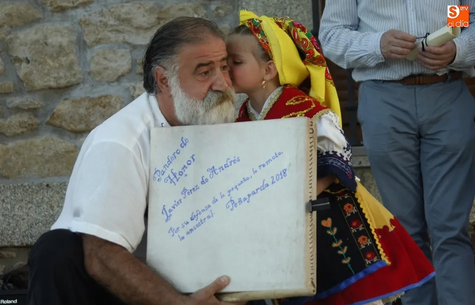 Una niña hace entrega del pandero cuadrado de honor a Javier Pérez de Andrés/Fotos: Adrián Martín