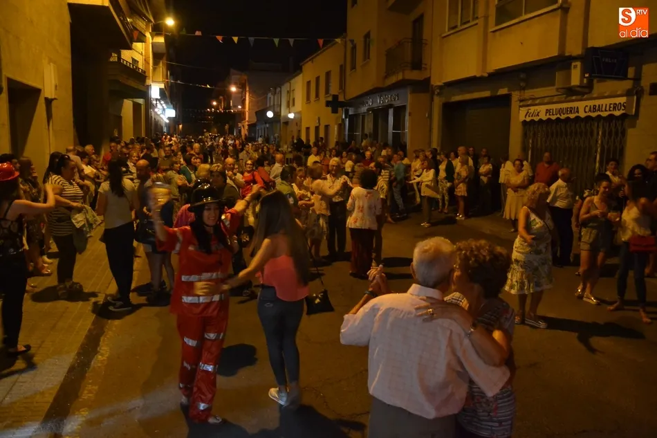 Larga velada festiva en el barrio de Santa Ana con despedida de soltera incluida  