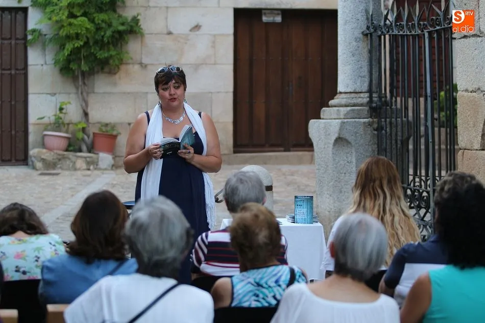 Roxana Sánchez presenta su libro de poemas ‘Azul Miranda’ 