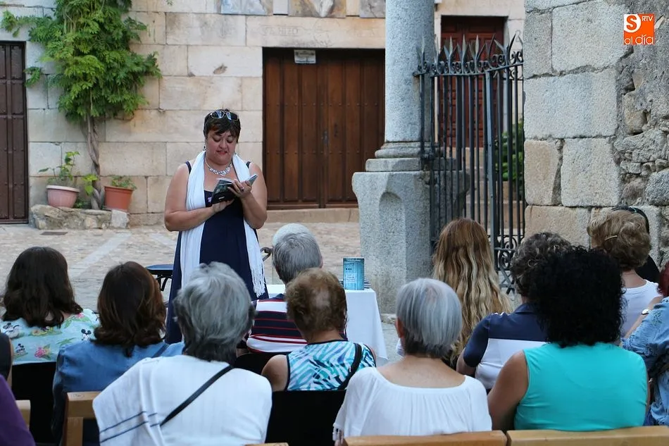 Foto 11 - Roxana S&aacute;nchez presenta su libro de poemas &lsquo;Azul Miranda&rsquo;&nbsp;