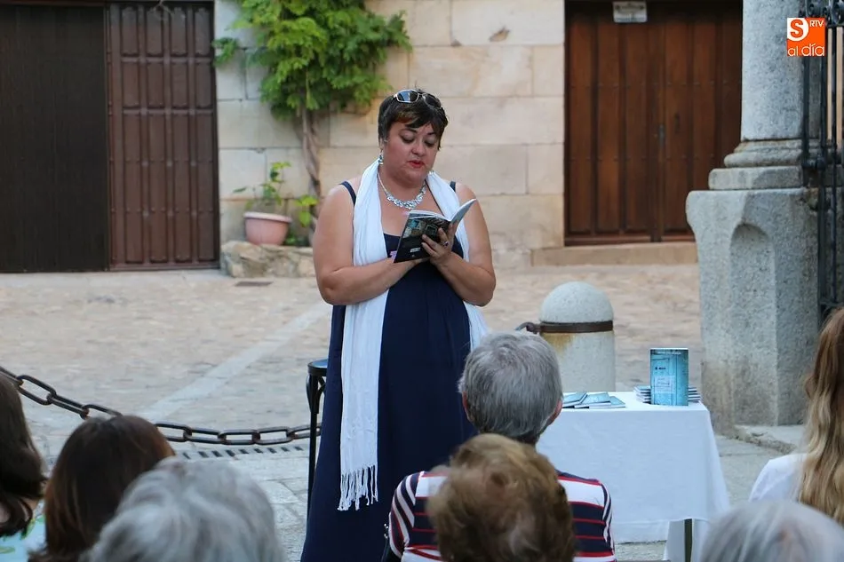 Foto 5 - Roxana S&aacute;nchez presenta su libro de poemas &lsquo;Azul Miranda&rsquo;&nbsp;