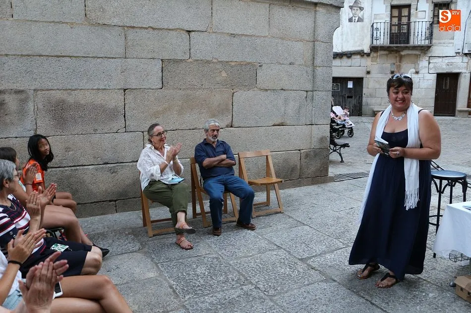 Foto 2 - Roxana S&aacute;nchez presenta su libro de poemas &lsquo;Azul Miranda&rsquo;&nbsp;