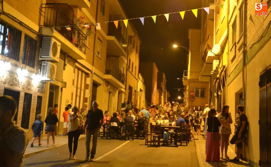 Foto 11 - Larga velada festiva en el barrio de Santa Ana con despedida de soltera incluida  