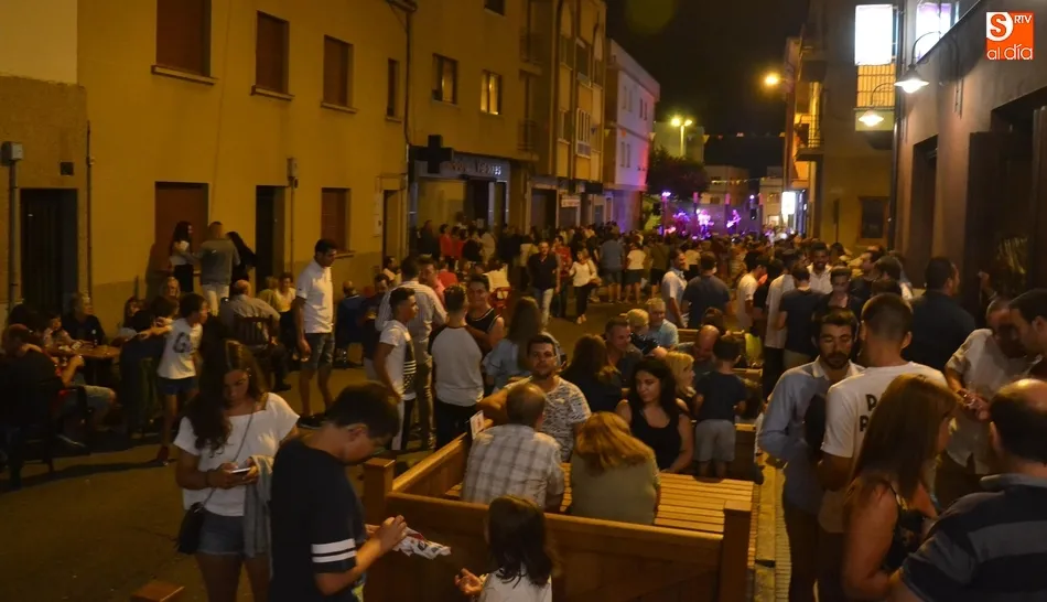 Foto 9 - Larga velada festiva en el barrio de Santa Ana con despedida de soltera incluida  