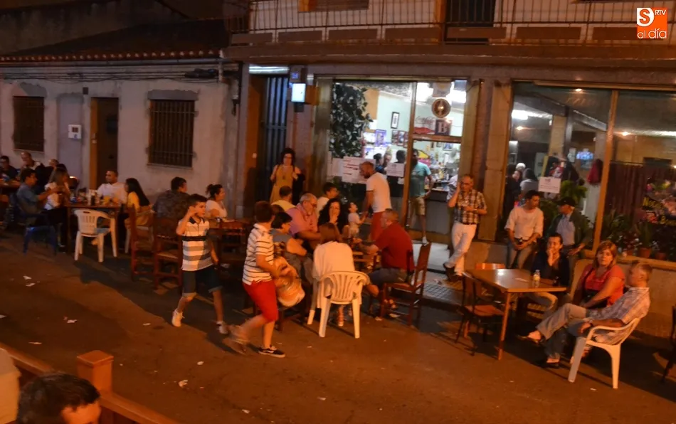 Foto 8 - Larga velada festiva en el barrio de Santa Ana con despedida de soltera incluida  
