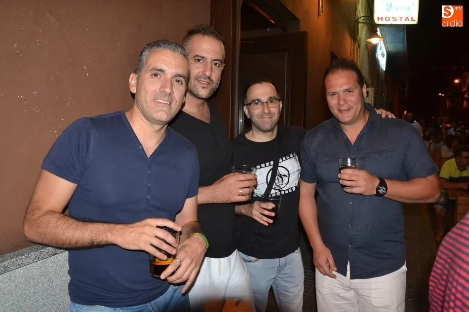Foto 7 - Larga velada festiva en el barrio de Santa Ana con despedida de soltera incluida  