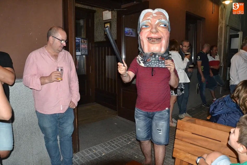 Foto 2 - Larga velada festiva en el barrio de Santa Ana con despedida de soltera incluida  