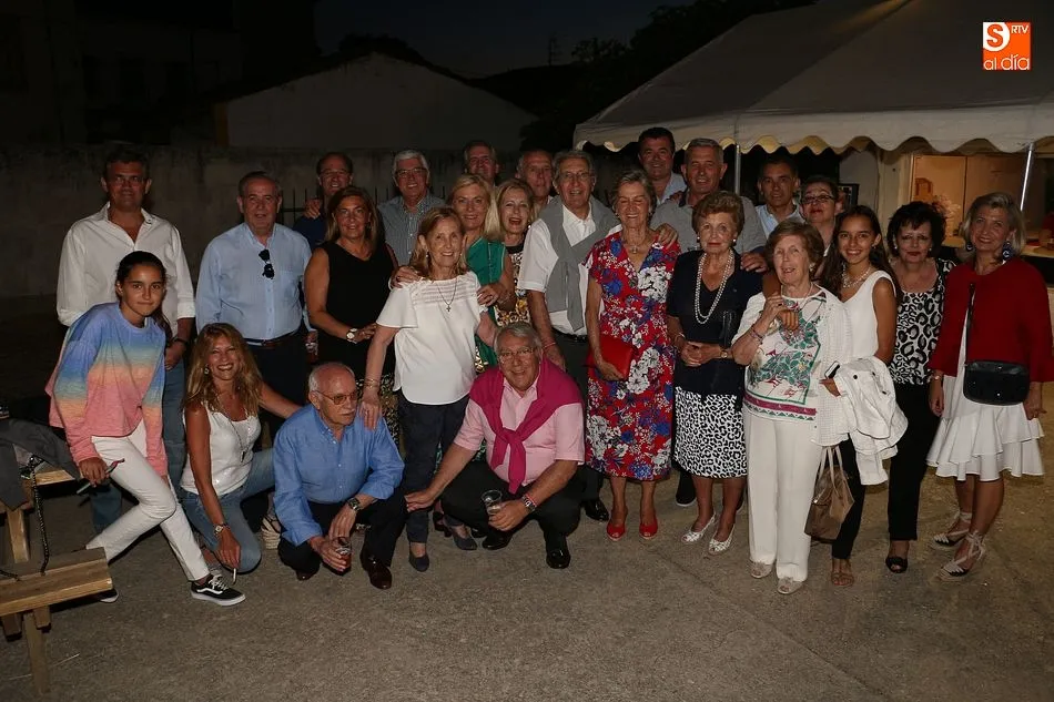 José María Sánchez, en el centro de la imagen, rodeado por numerosos familiares tras pronunciar el pregón