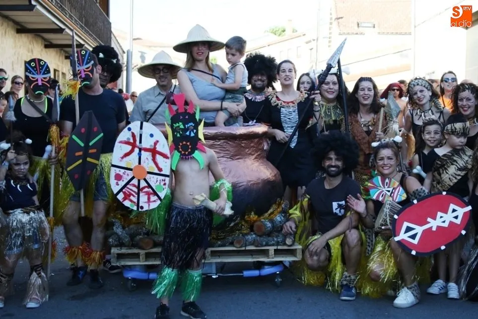 Galinduste organizó un animado y colorido desfile de peñas y autos locos
