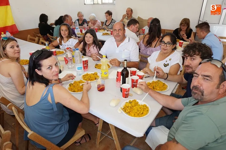 Un año más, los vecinos se reúnen en torno a la paella de los festejos