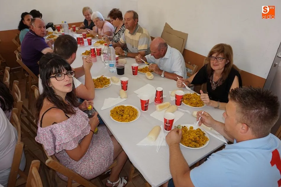 Foto 11 - Los vecinos comparten una paellada para festejar el verano