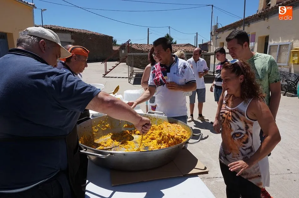 Foto 10 - Los vecinos comparten una paellada para festejar el verano