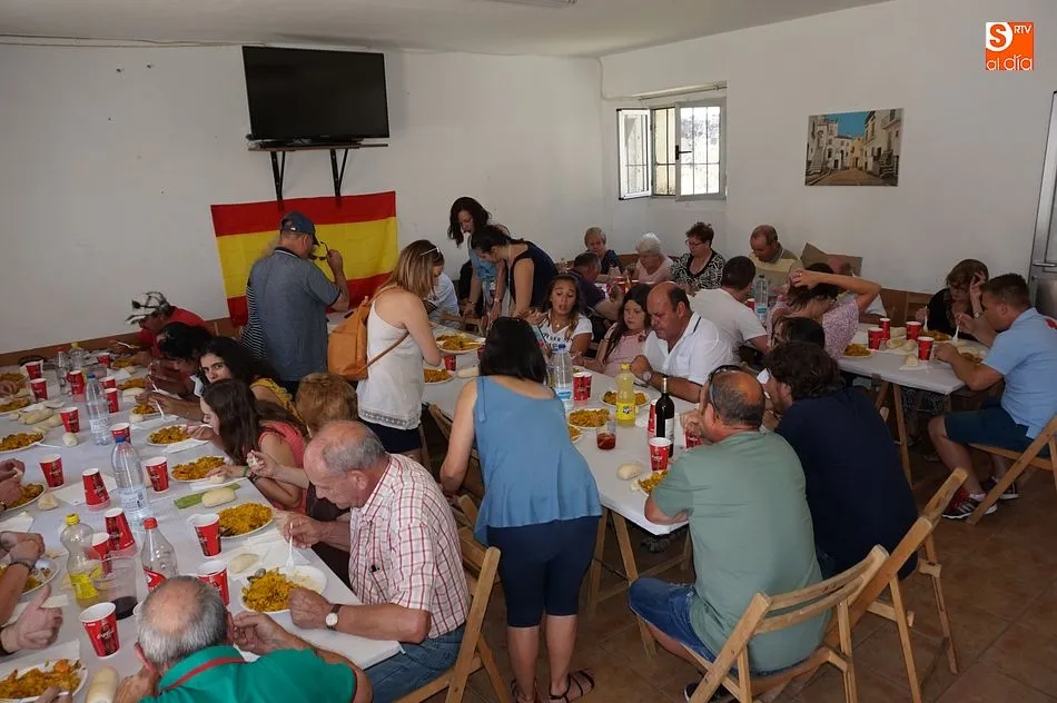 Foto 9 - Los vecinos comparten una paellada para festejar el verano