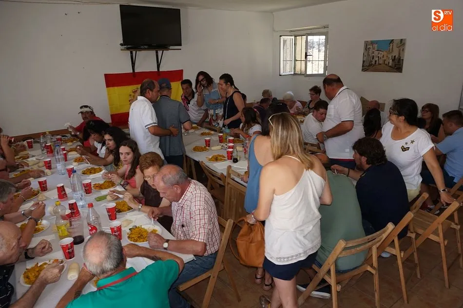 Foto 8 - Los vecinos comparten una paellada para festejar el verano