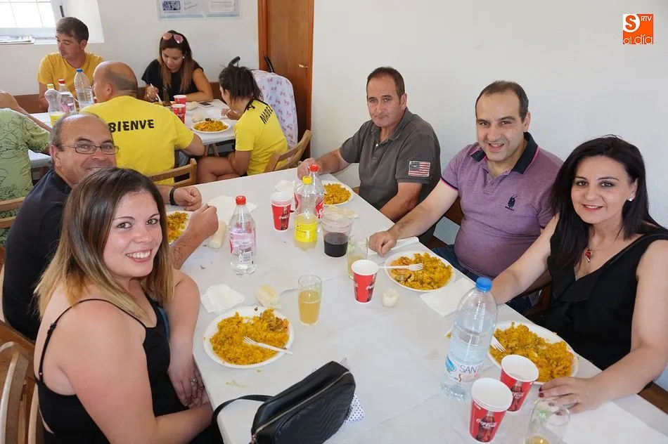 Foto 7 - Los vecinos comparten una paellada para festejar el verano