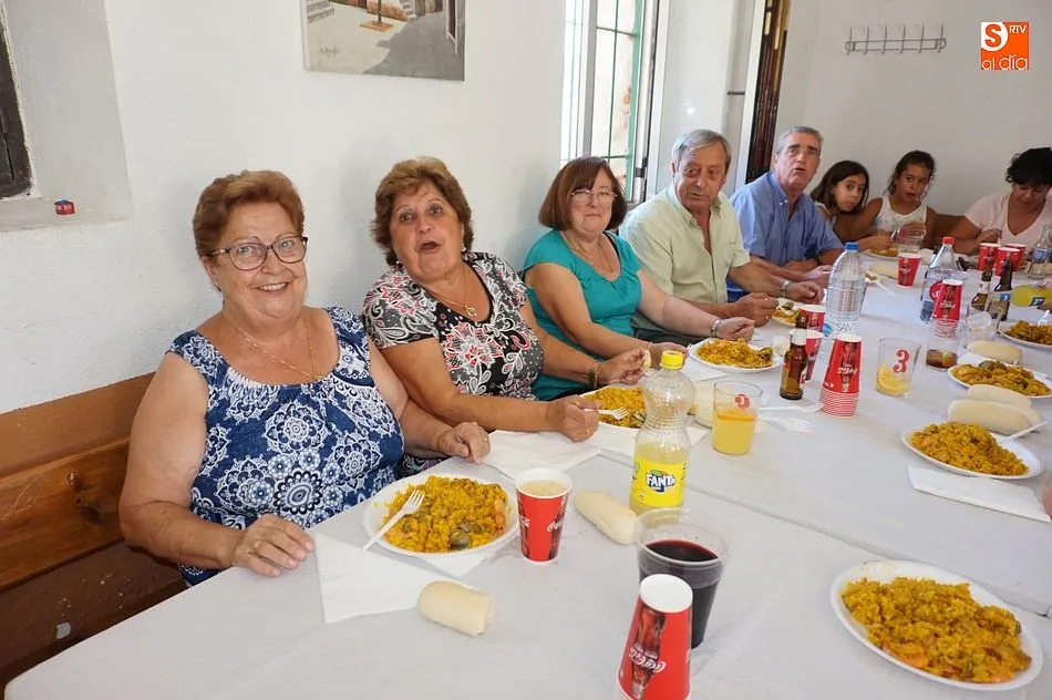 Foto 6 - Los vecinos comparten una paellada para festejar el verano