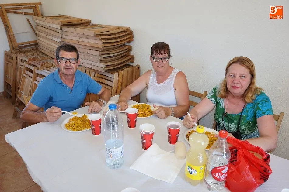 Foto 5 - Los vecinos comparten una paellada para festejar el verano