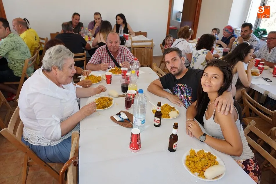 Foto 4 - Los vecinos comparten una paellada para festejar el verano