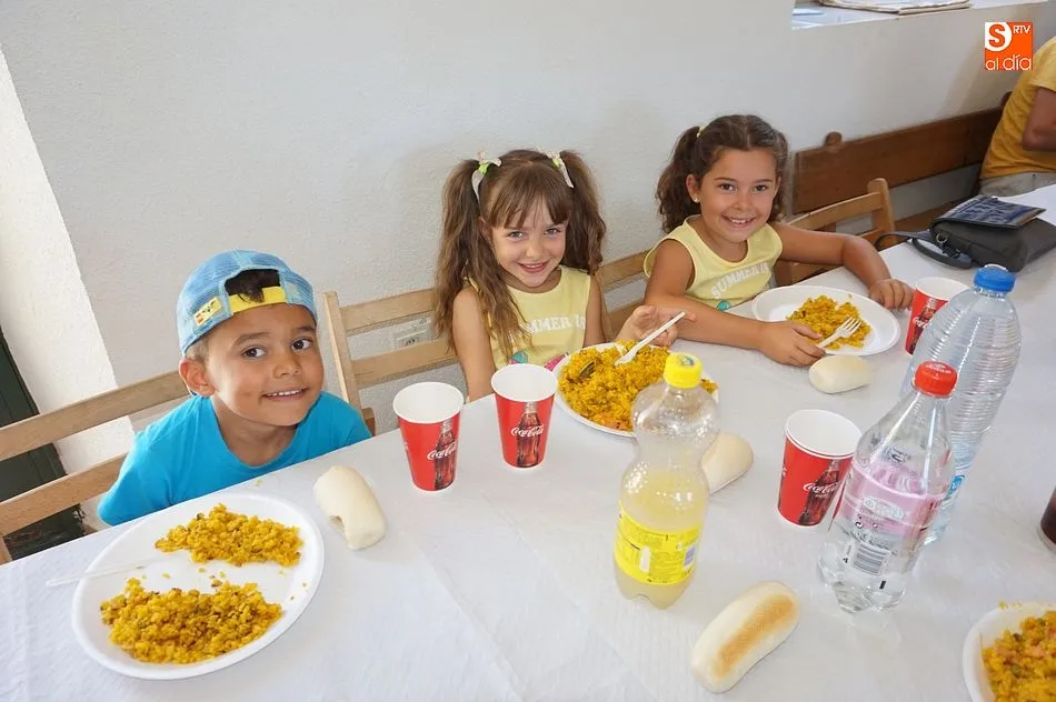 Foto 3 - Los vecinos comparten una paellada para festejar el verano