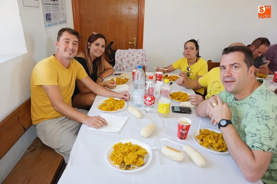 Foto 2 - Los vecinos comparten una paellada para festejar el verano