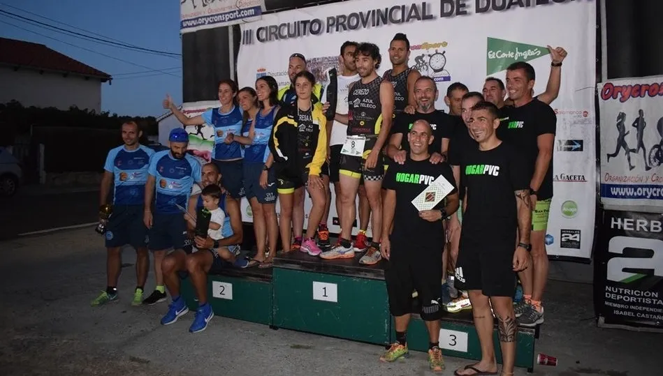 Foto de familia de todos los premiados.