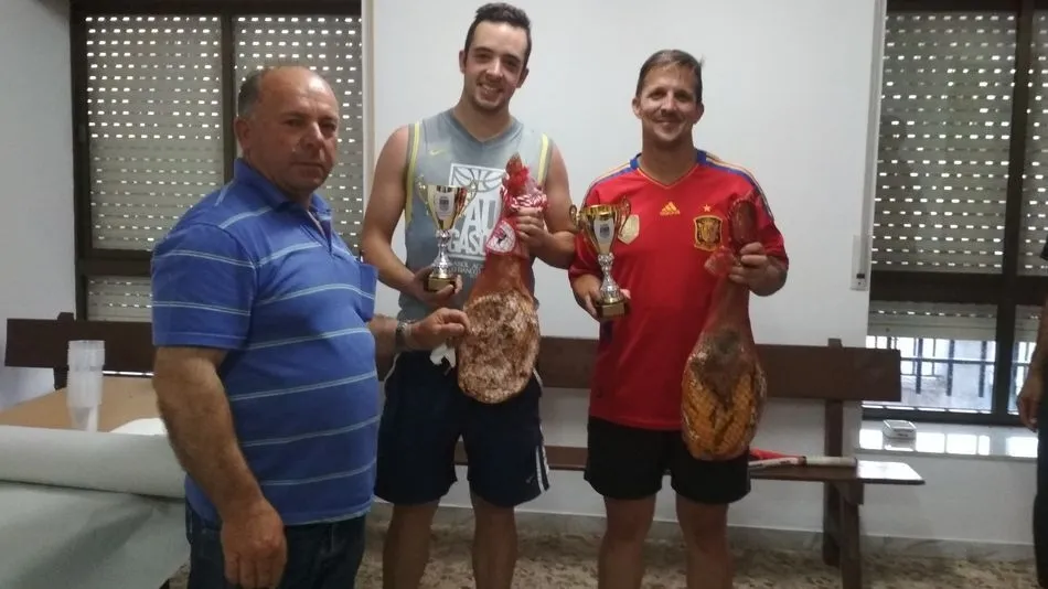 El alcalde entrega los premios a los subcampeones.