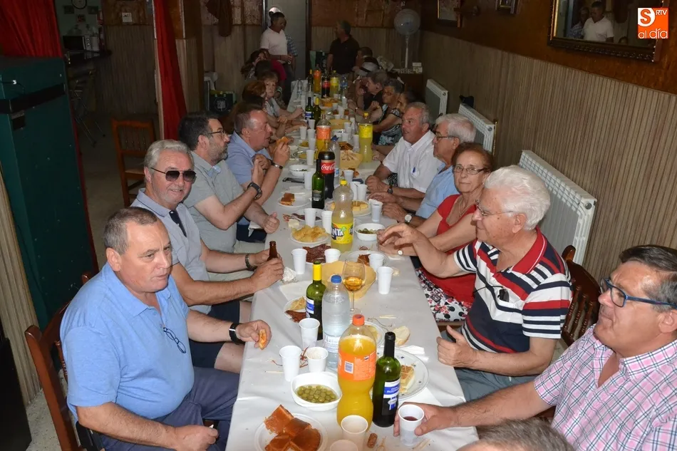 Foto 8 - El barrio de Santa Ana remata sus fiestas con una misa y un vino espa&ntilde;ol  