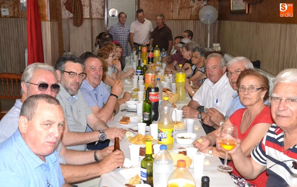 El barrio de Santa Ana remata sus fiestas con una misa y un vino español  