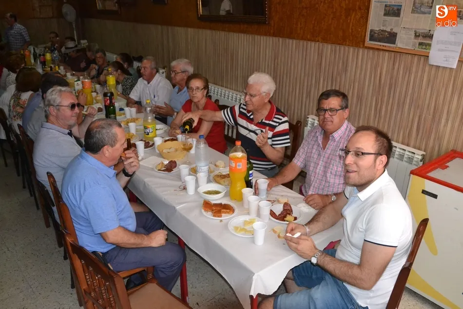 Foto 9 - El barrio de Santa Ana remata sus fiestas con una misa y un vino espa&ntilde;ol  
