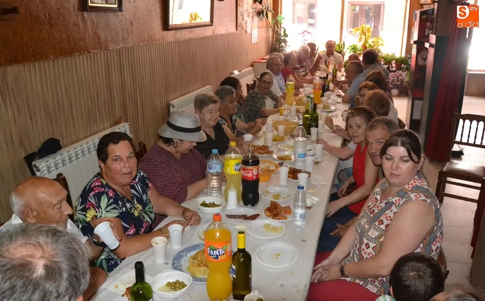 Foto 6 - El barrio de Santa Ana remata sus fiestas con una misa y un vino espa&ntilde;ol  