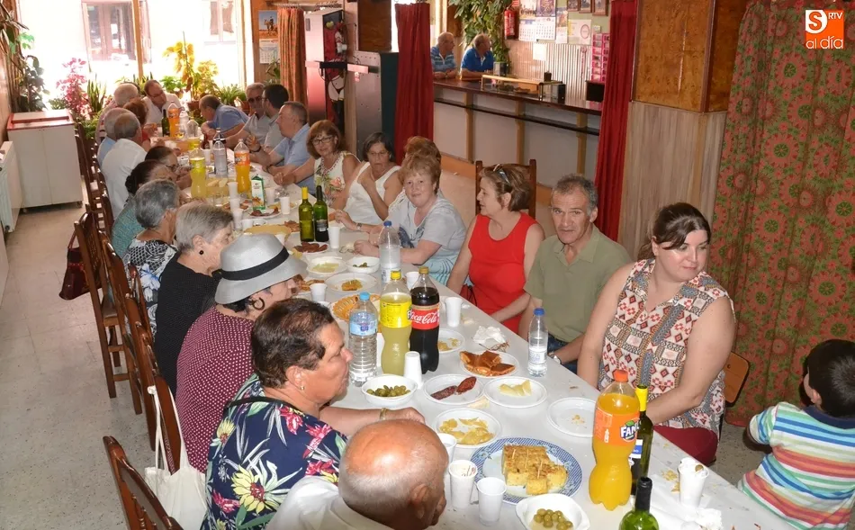 Foto 4 - El barrio de Santa Ana remata sus fiestas con una misa y un vino espa&ntilde;ol  