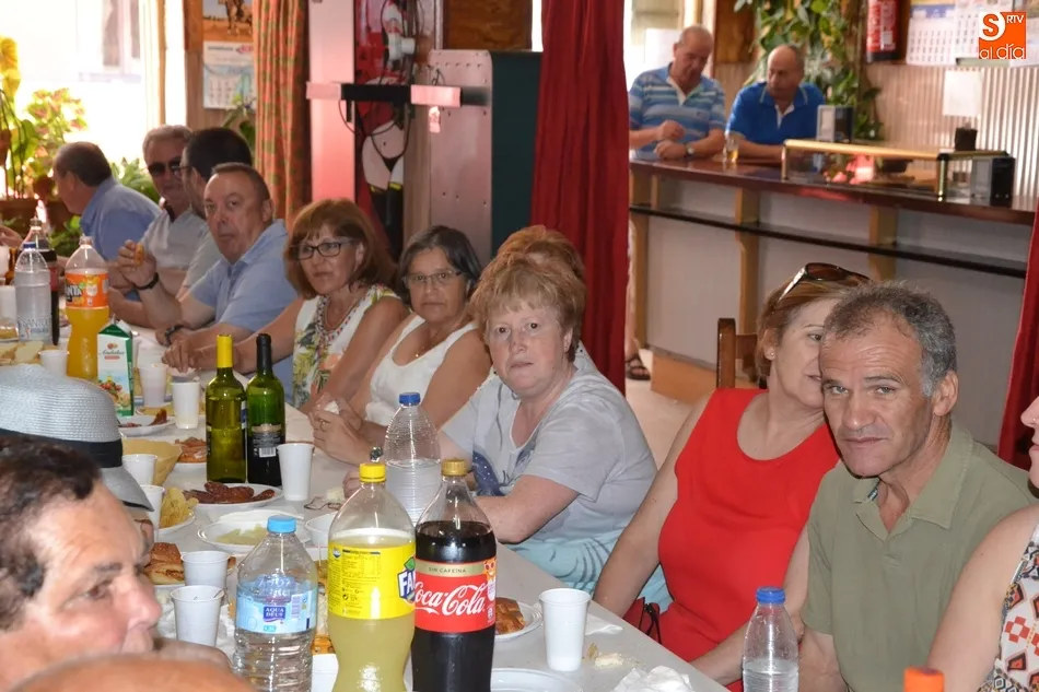 Foto 3 - El barrio de Santa Ana remata sus fiestas con una misa y un vino espa&ntilde;ol  