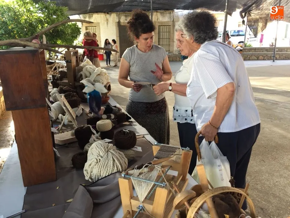 Foto 4 - Artesan&iacute;a y tradici&oacute;n se fusionan en una nueva edici&oacute;n de la Feria Agroalimentaria de Monleras  