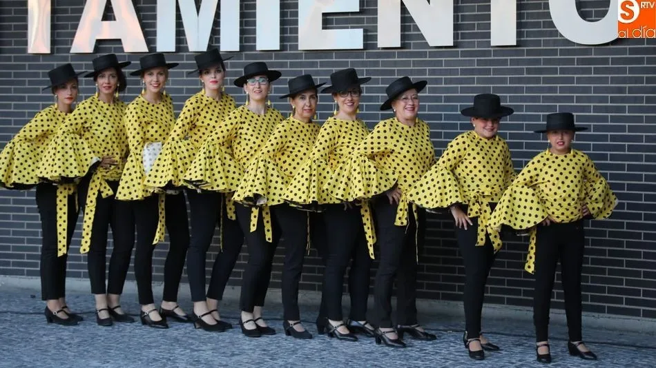 Uno de los grupos participantes, antes de la actuación. Fotos: Alberto Martín