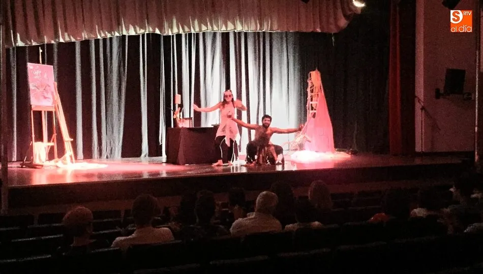 Uno de los momentos de la representación en el salón de actos del centro cultural de Vitigudino / SILVESTRE