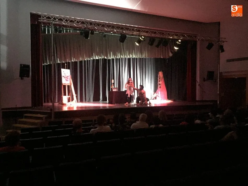 Foto 6 - Uni&oacute;n Teatro representa en Vitigudino &lsquo;Desmontando a Shakespeare&rsquo;  
