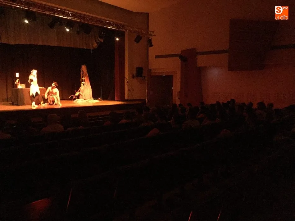 Foto 2 - Uni&oacute;n Teatro representa en Vitigudino &lsquo;Desmontando a Shakespeare&rsquo;  