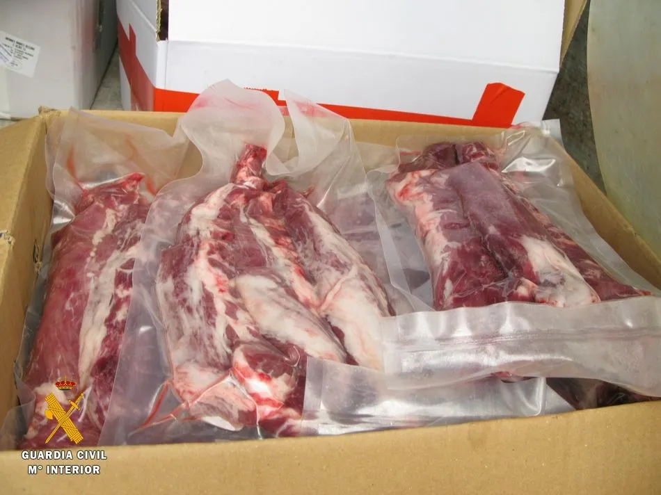 Foto 4 - La Guardia Civil inmoviliza en La Alberca una tonelada de productos ib&eacute;ricos y l&aacute;cteos con riesgo ...