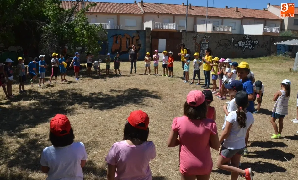 Foto 10 - Los miembros de Una Glorieta de Rechupete se adentran en el Huerto de C&aacute;ritas  