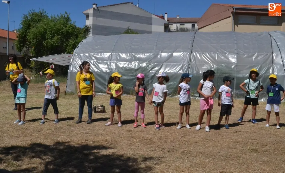 Los miembros de Una Glorieta de Rechupete se adentran en el Huerto de Cáritas  