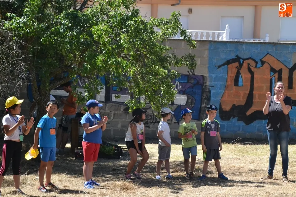 Foto 11 - Los miembros de Una Glorieta de Rechupete se adentran en el Huerto de C&aacute;ritas  