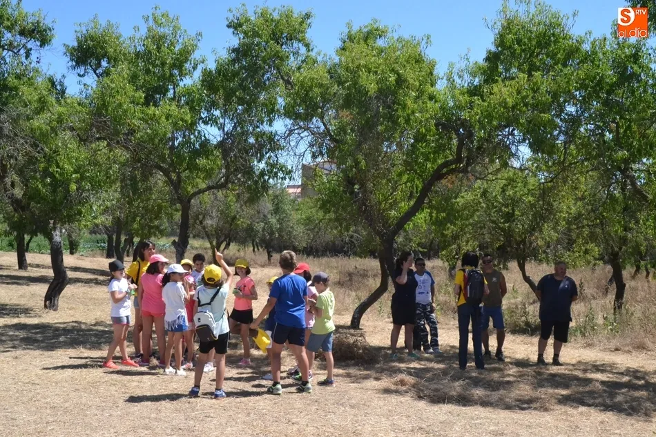 Foto 7 - Los miembros de Una Glorieta de Rechupete se adentran en el Huerto de C&aacute;ritas  