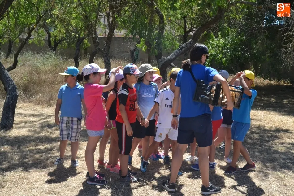 Foto 8 - Los miembros de Una Glorieta de Rechupete se adentran en el Huerto de C&aacute;ritas  
